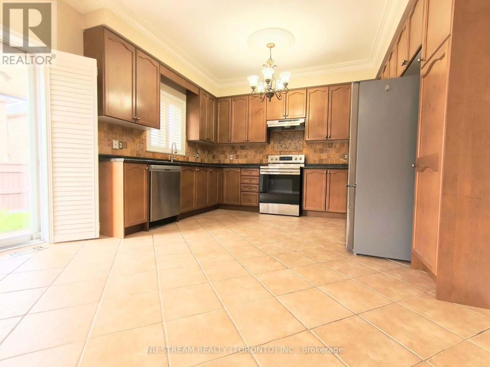 279 TWIN HILLS CRESCENT Image 5