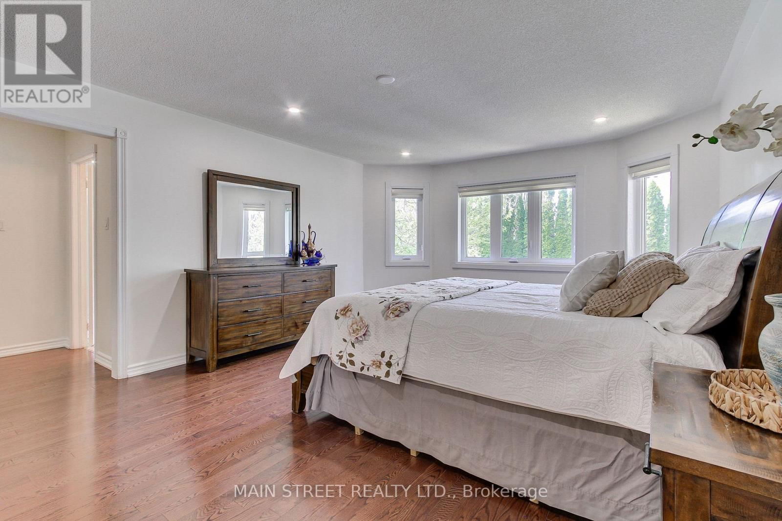 898 STONEHAVEN AVENUE Image 24