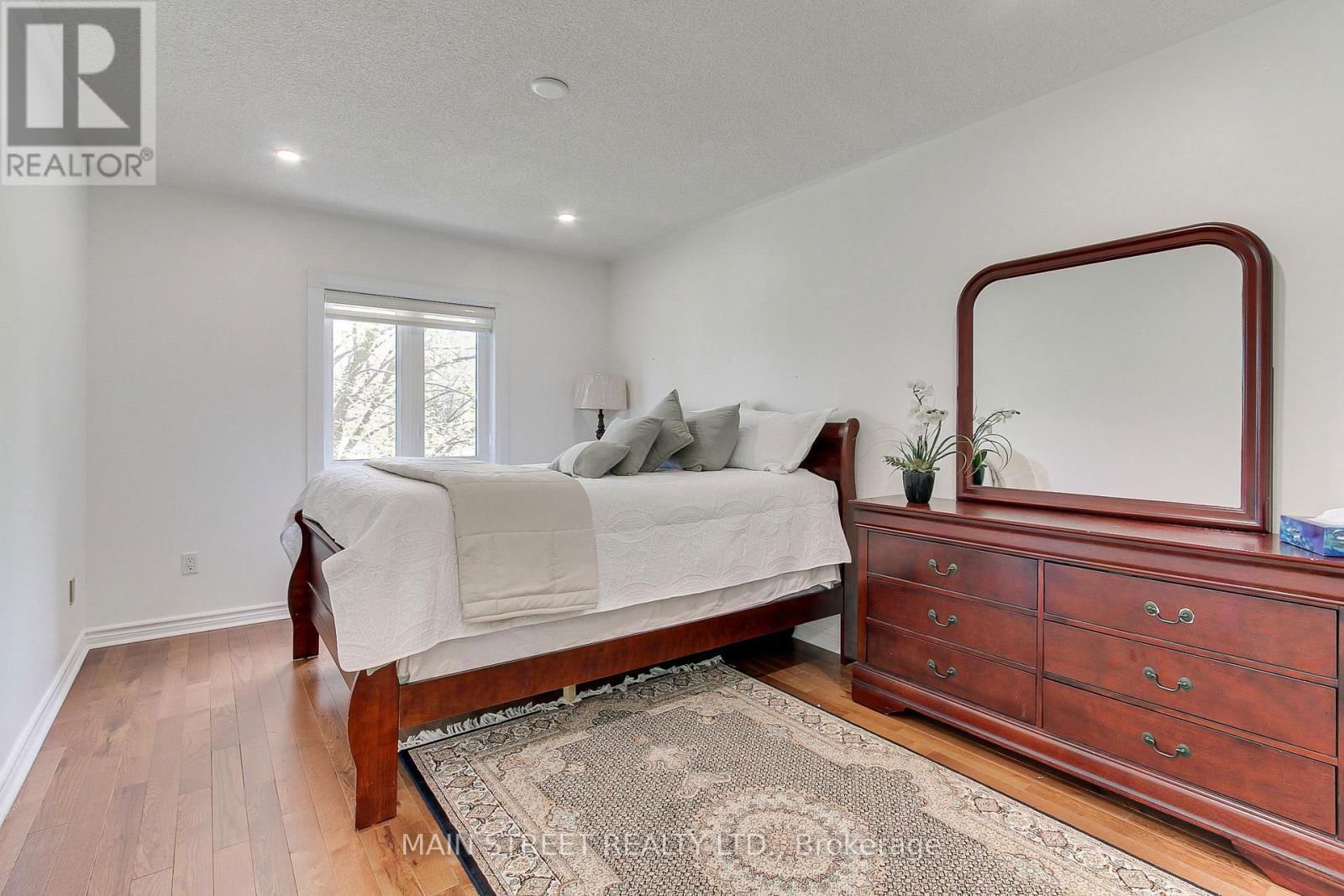 898 STONEHAVEN AVENUE Image 34