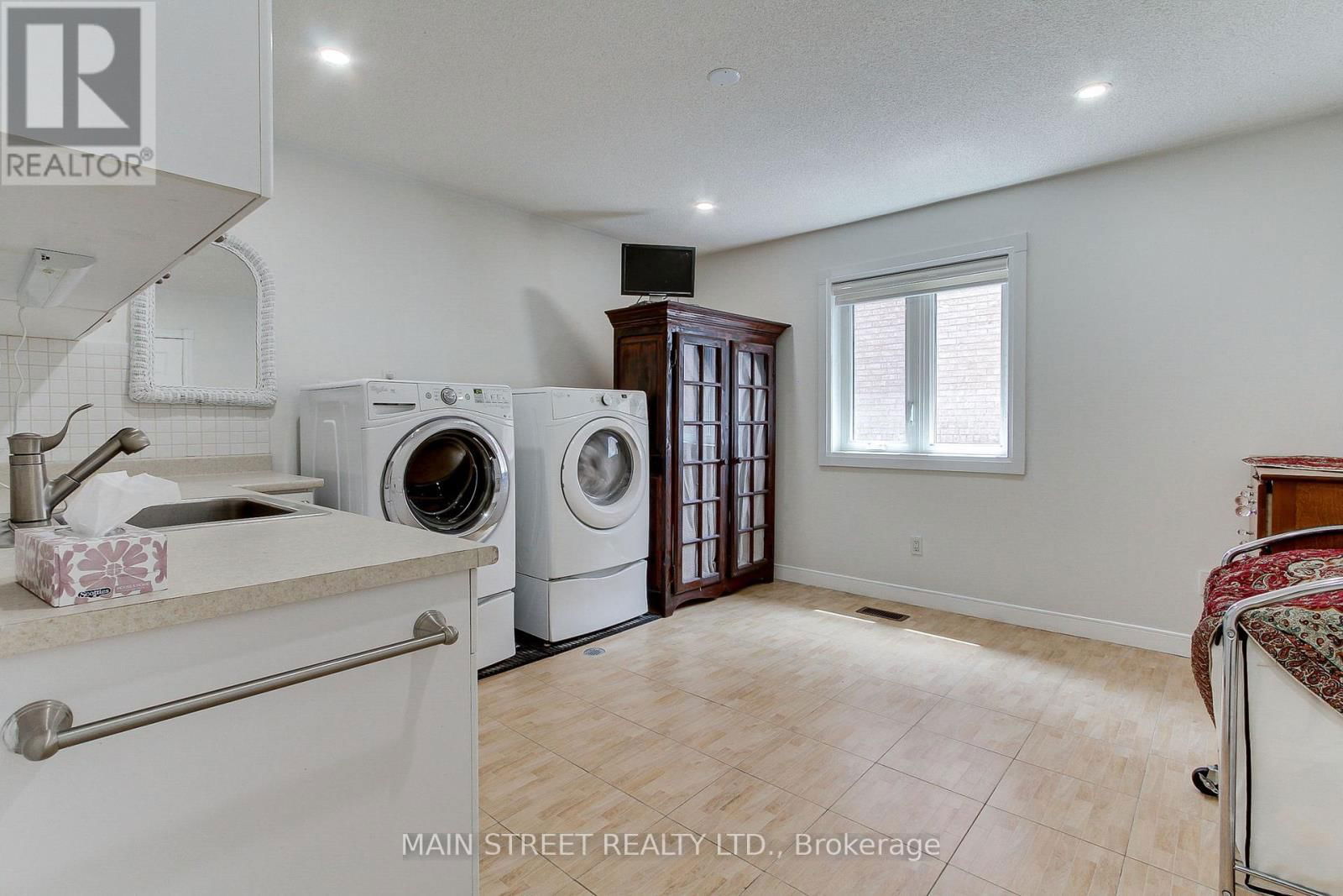 898 STONEHAVEN AVENUE Image 35