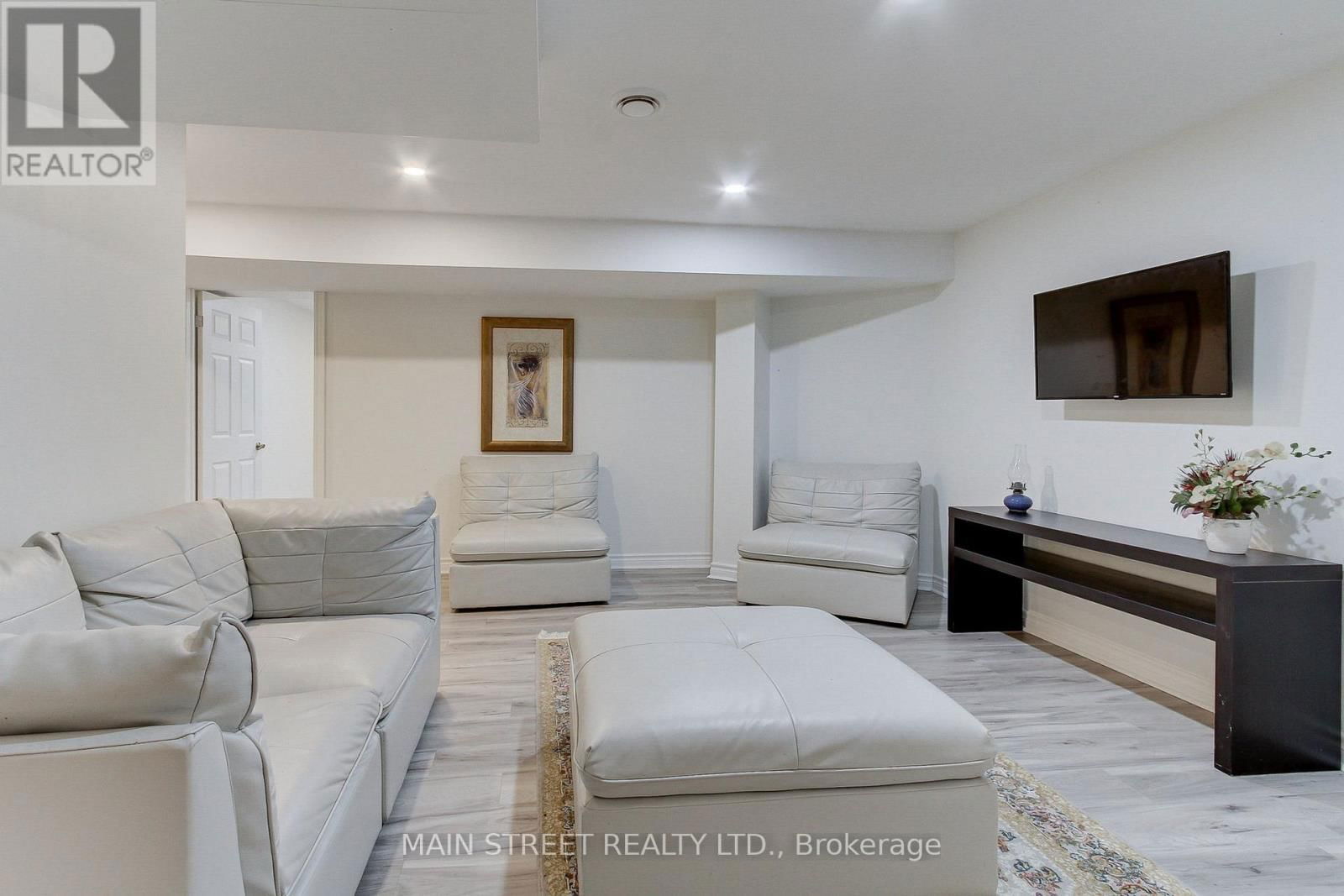 898 STONEHAVEN AVENUE Image 37