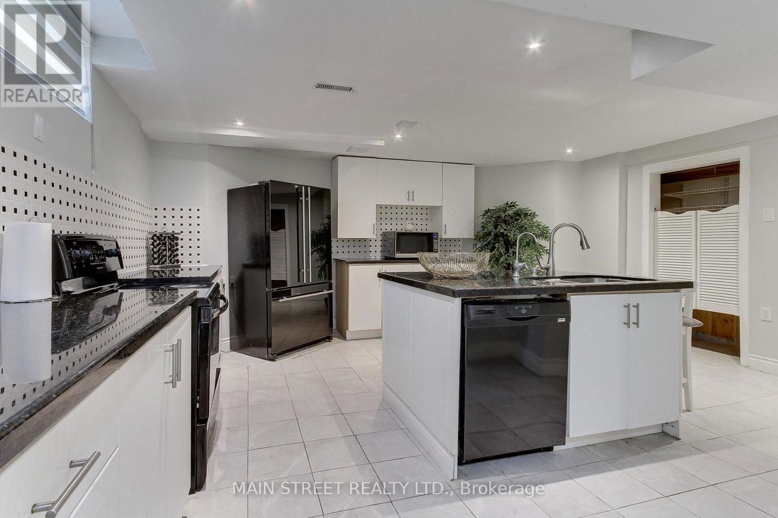 898 STONEHAVEN AVENUE Image 38