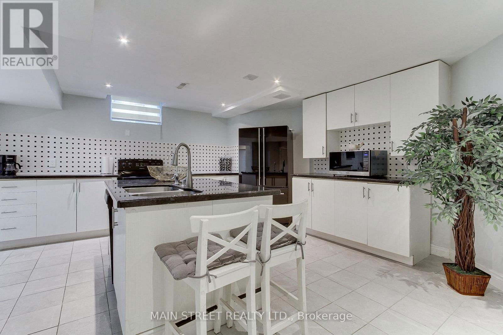 898 STONEHAVEN AVENUE Image 39