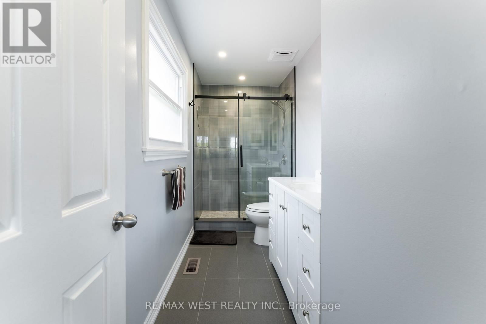 226 AUSTIN DRIVE Image 26