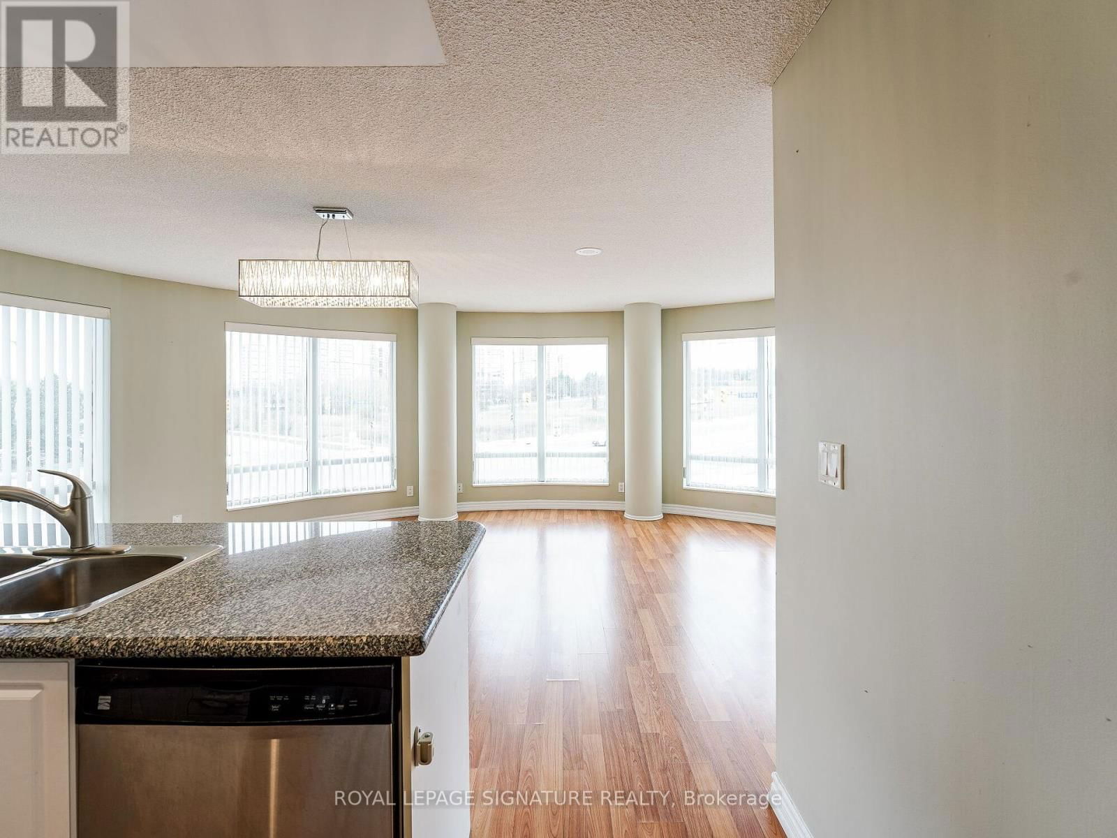 201 - 18 HARDING BOULEVARD Image 12