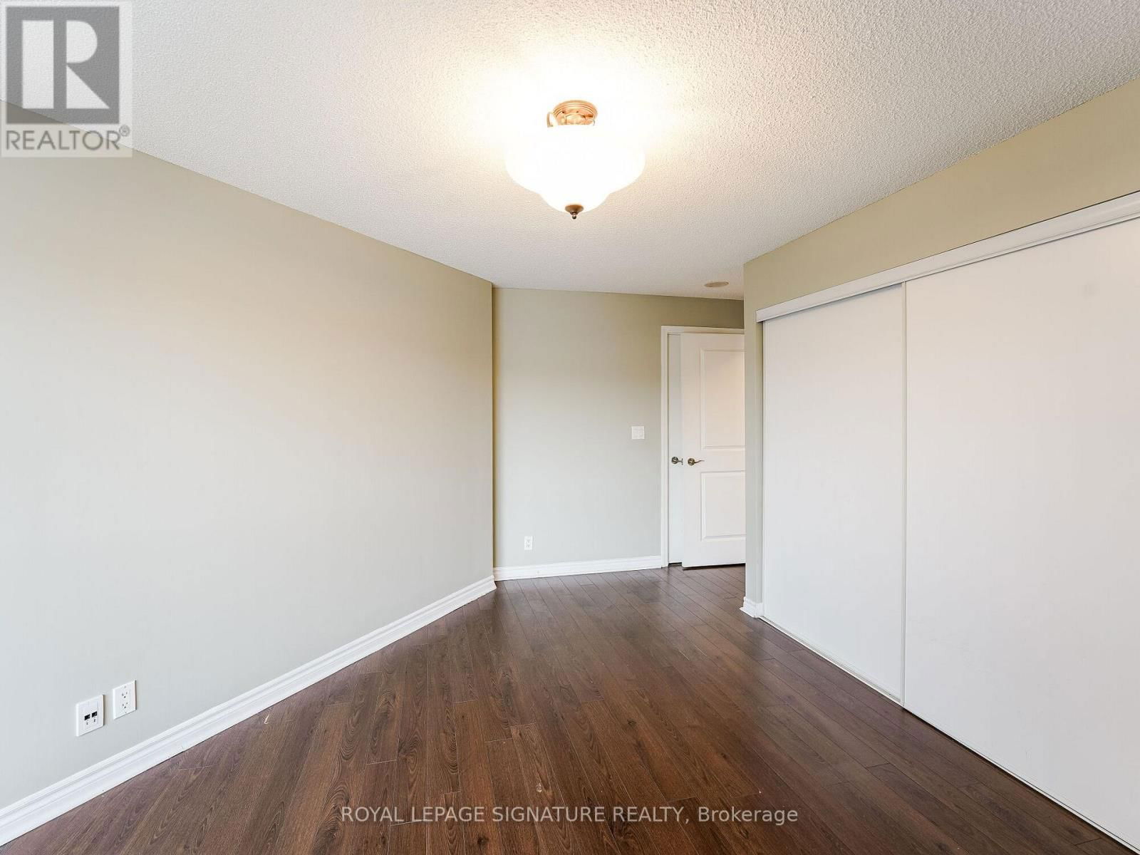 201 - 18 HARDING BOULEVARD Image 32
