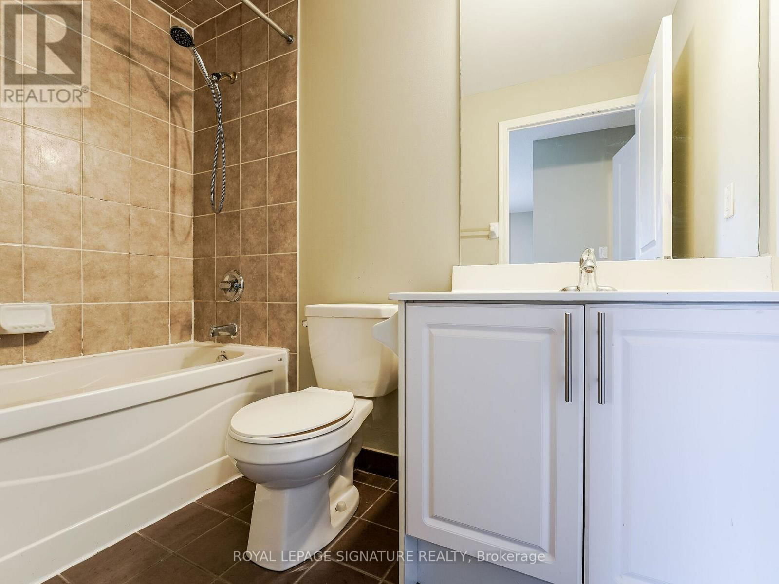 201 - 18 HARDING BOULEVARD Image 33