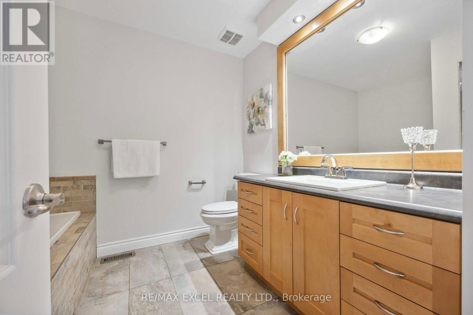 66 - 255 SHAFTSBURY AVENUE Image 38