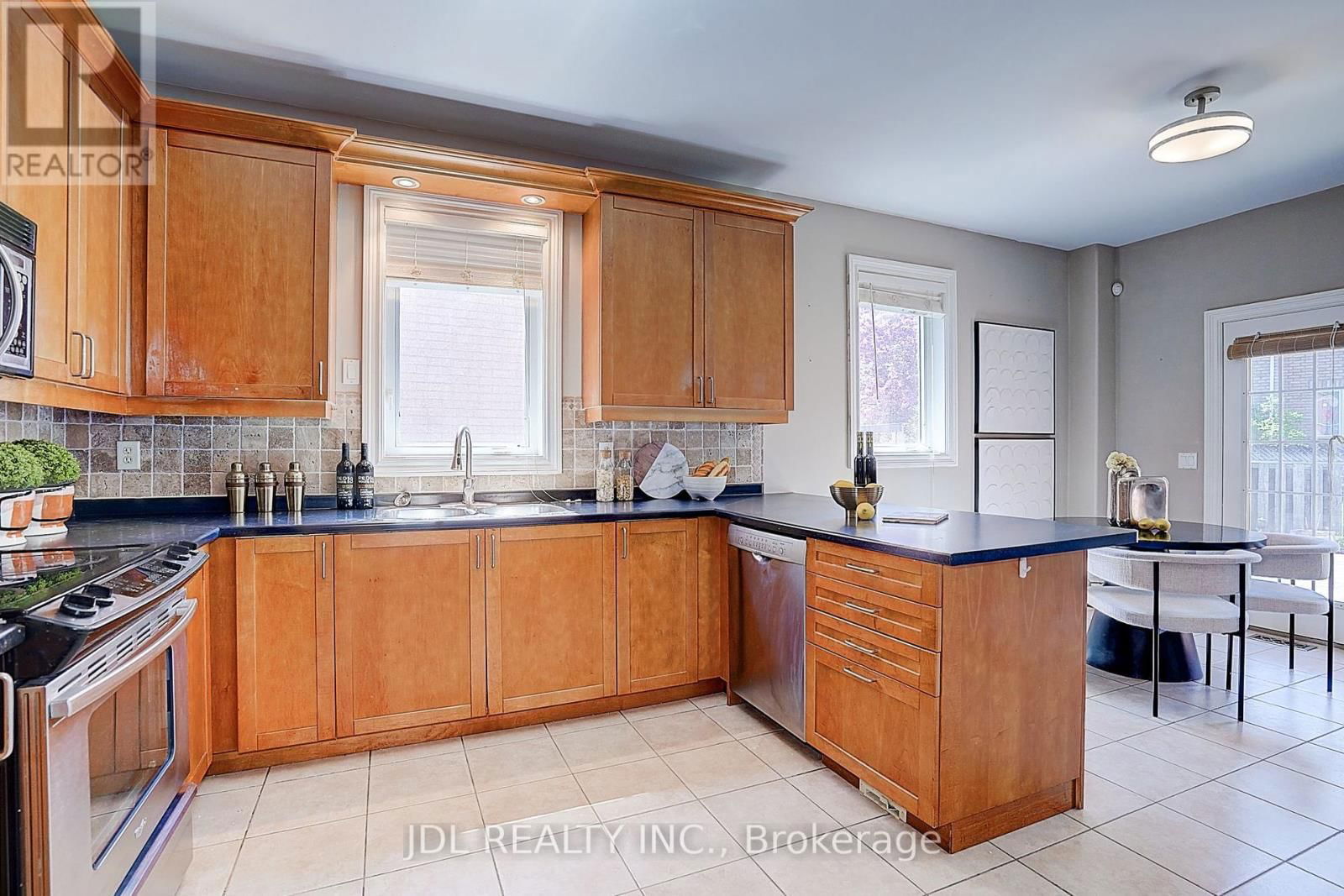 28 EMERY HILL BOULEVARD Image 23