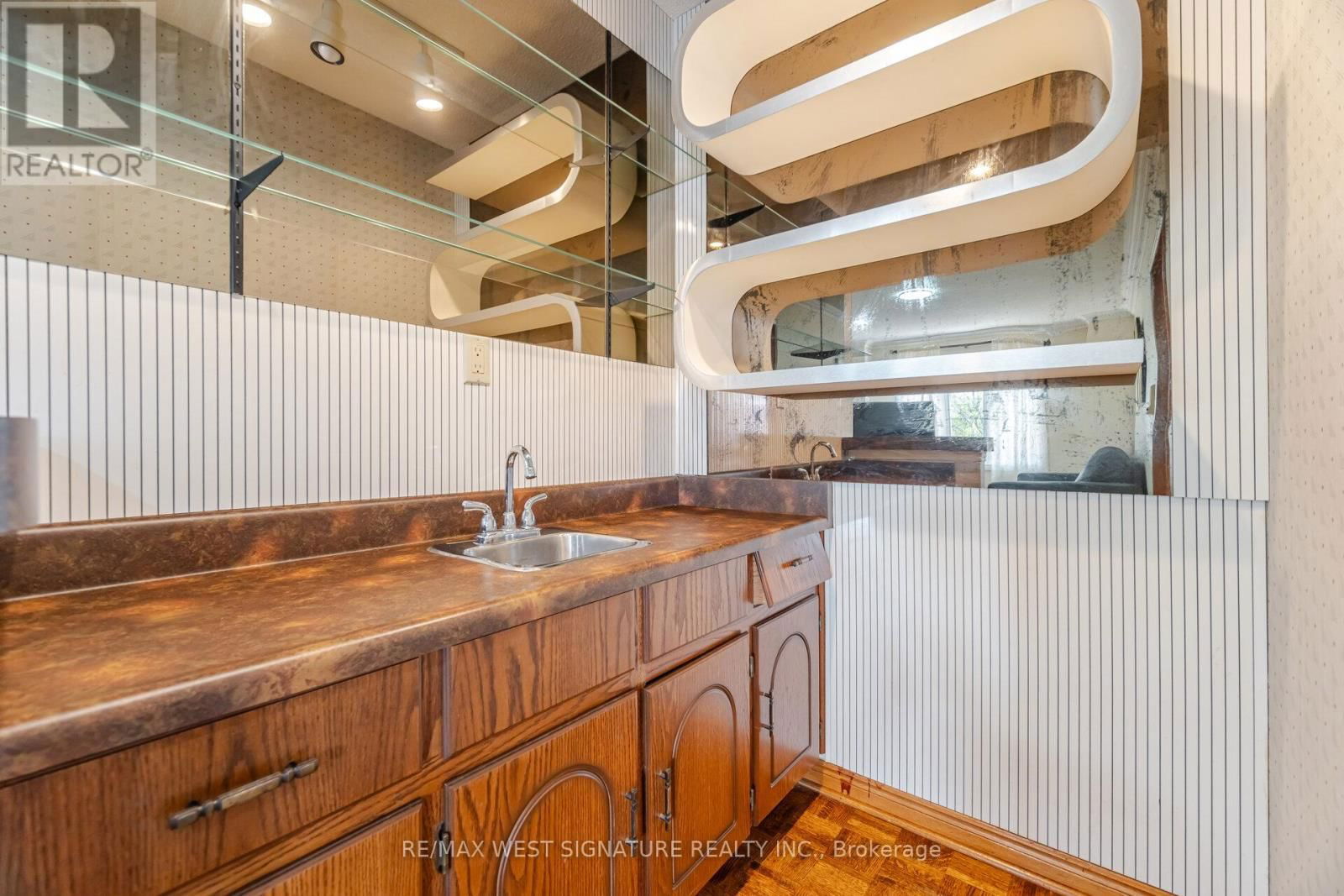 143 VINEYARD COURT Image 14