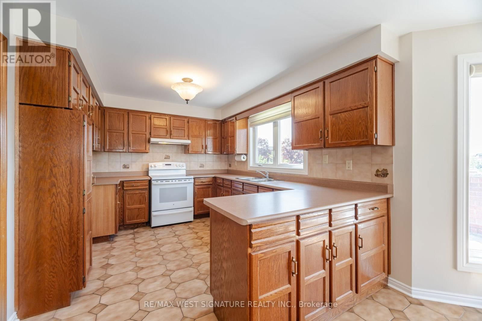 143 VINEYARD COURT Image 7