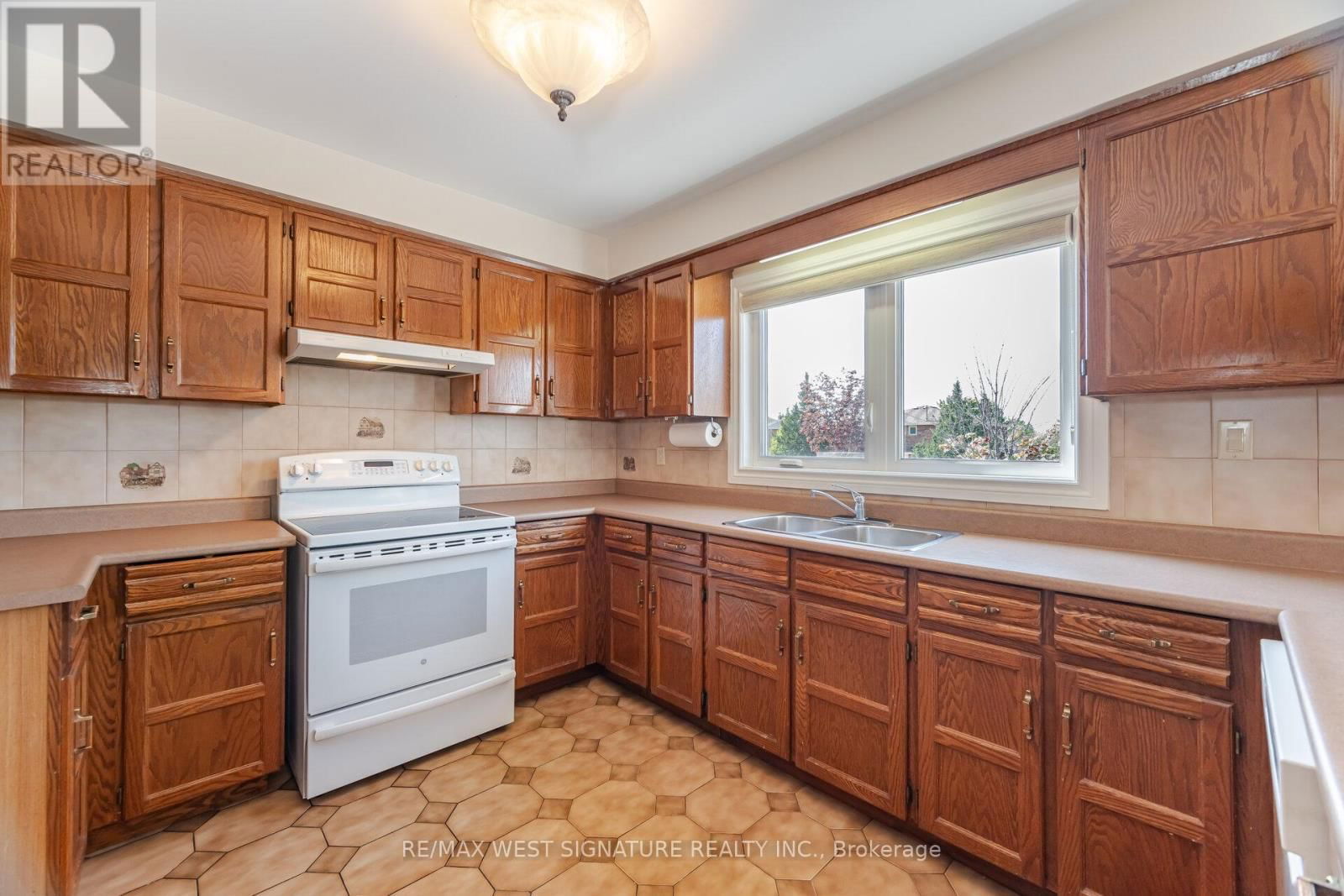 143 VINEYARD COURT Image 8