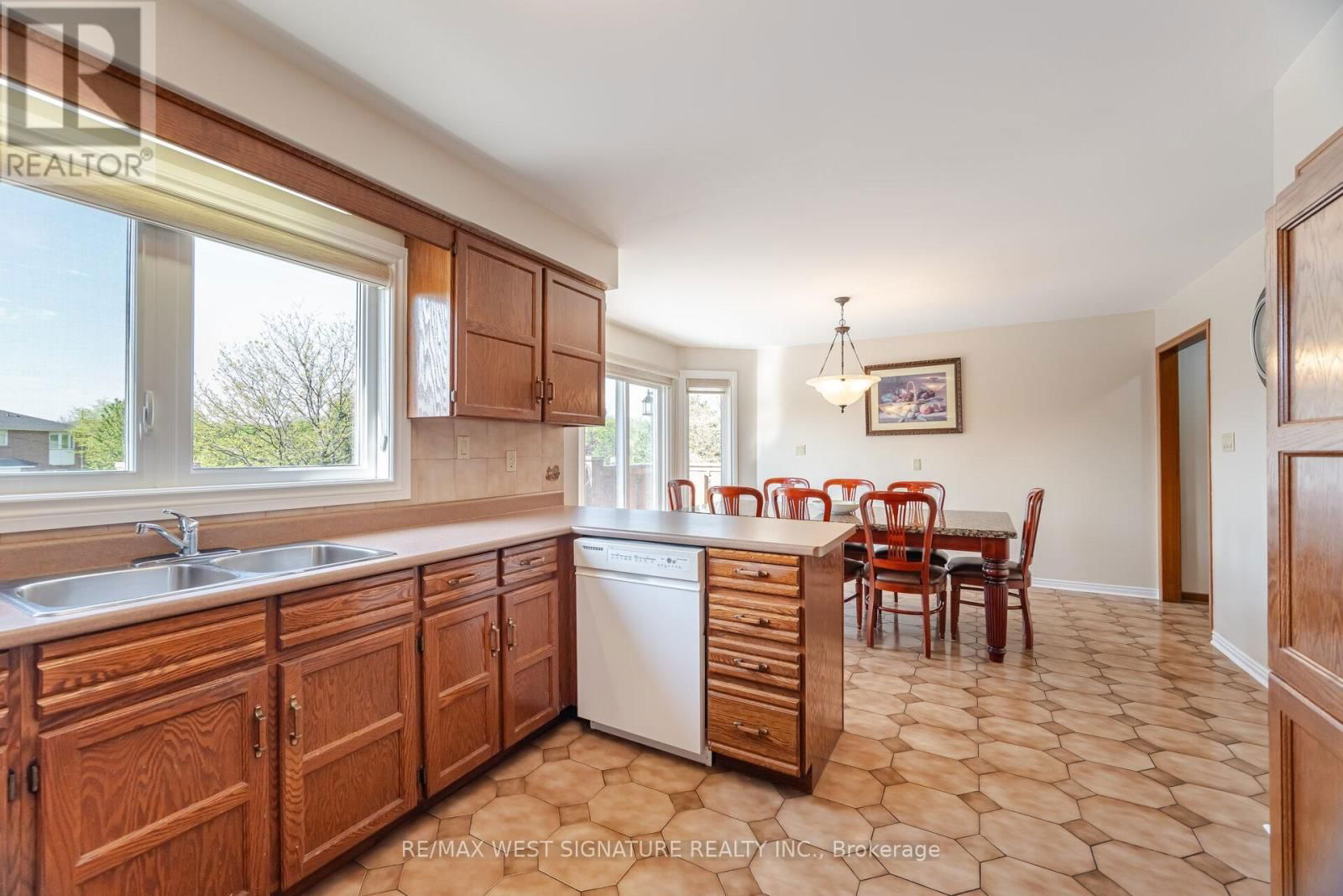 143 VINEYARD COURT Image 9