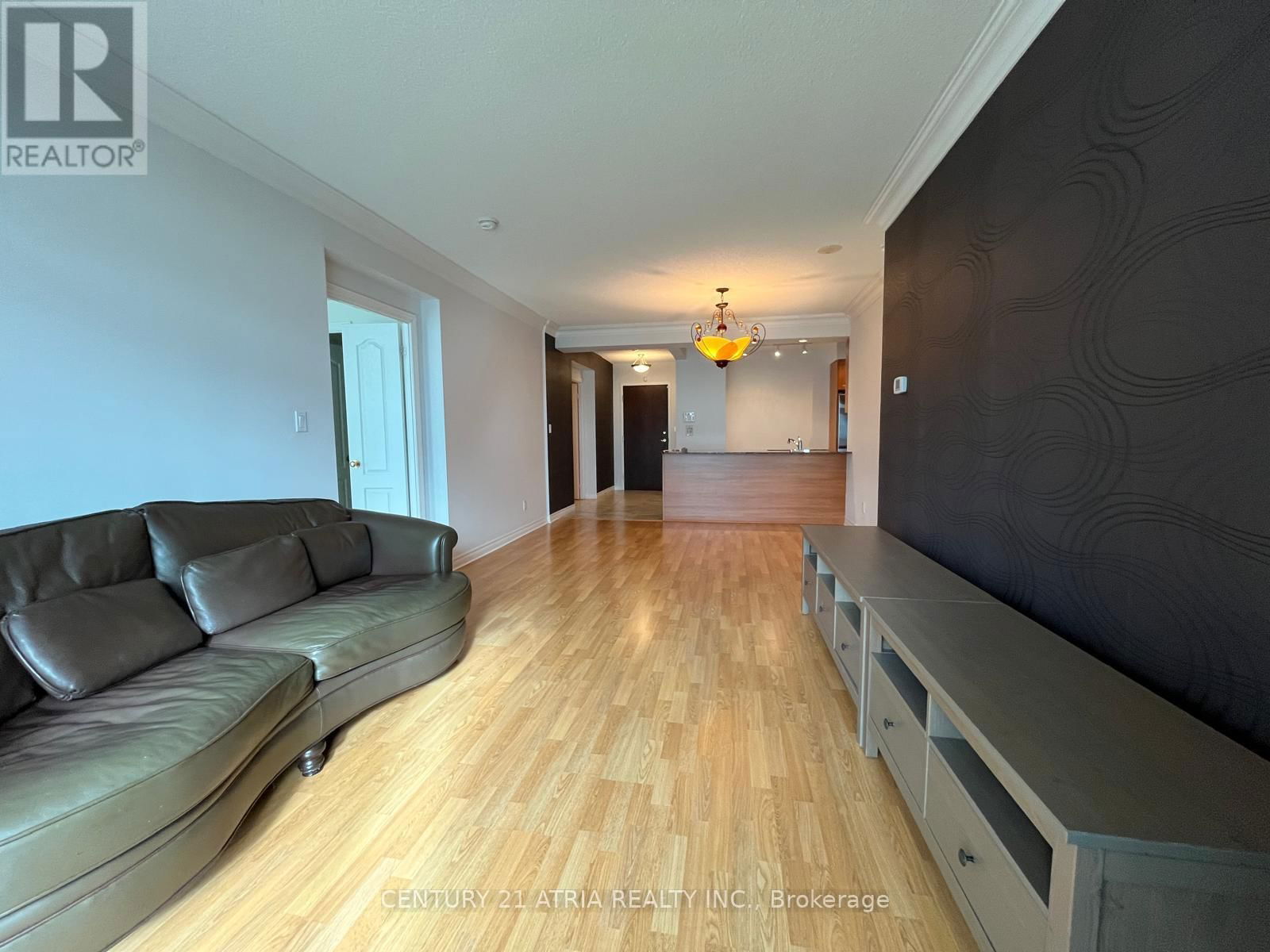 908 - 88 PROMENADE CIRCLE Image 3