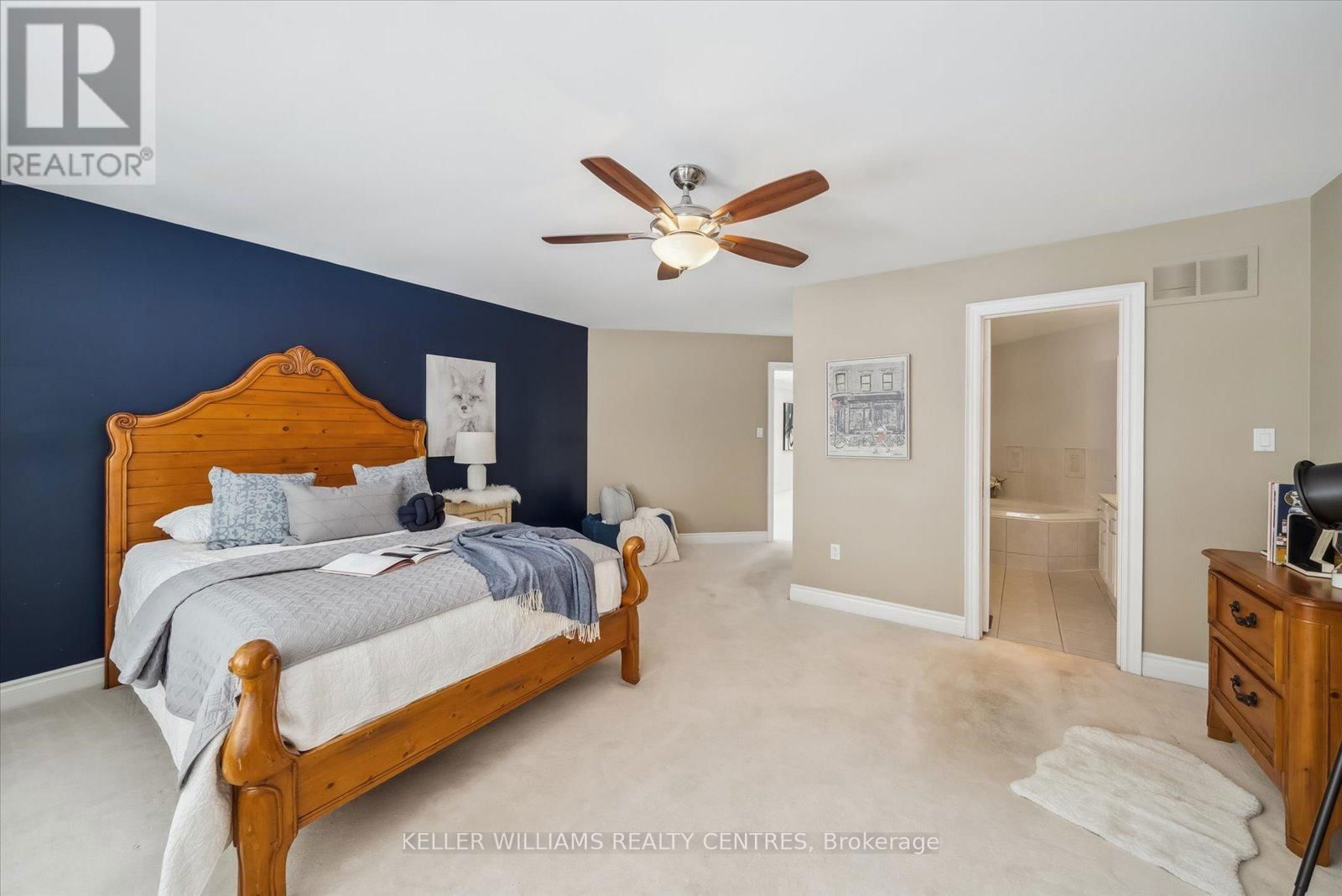 135 SANIBEL CRESCENT Image 22
