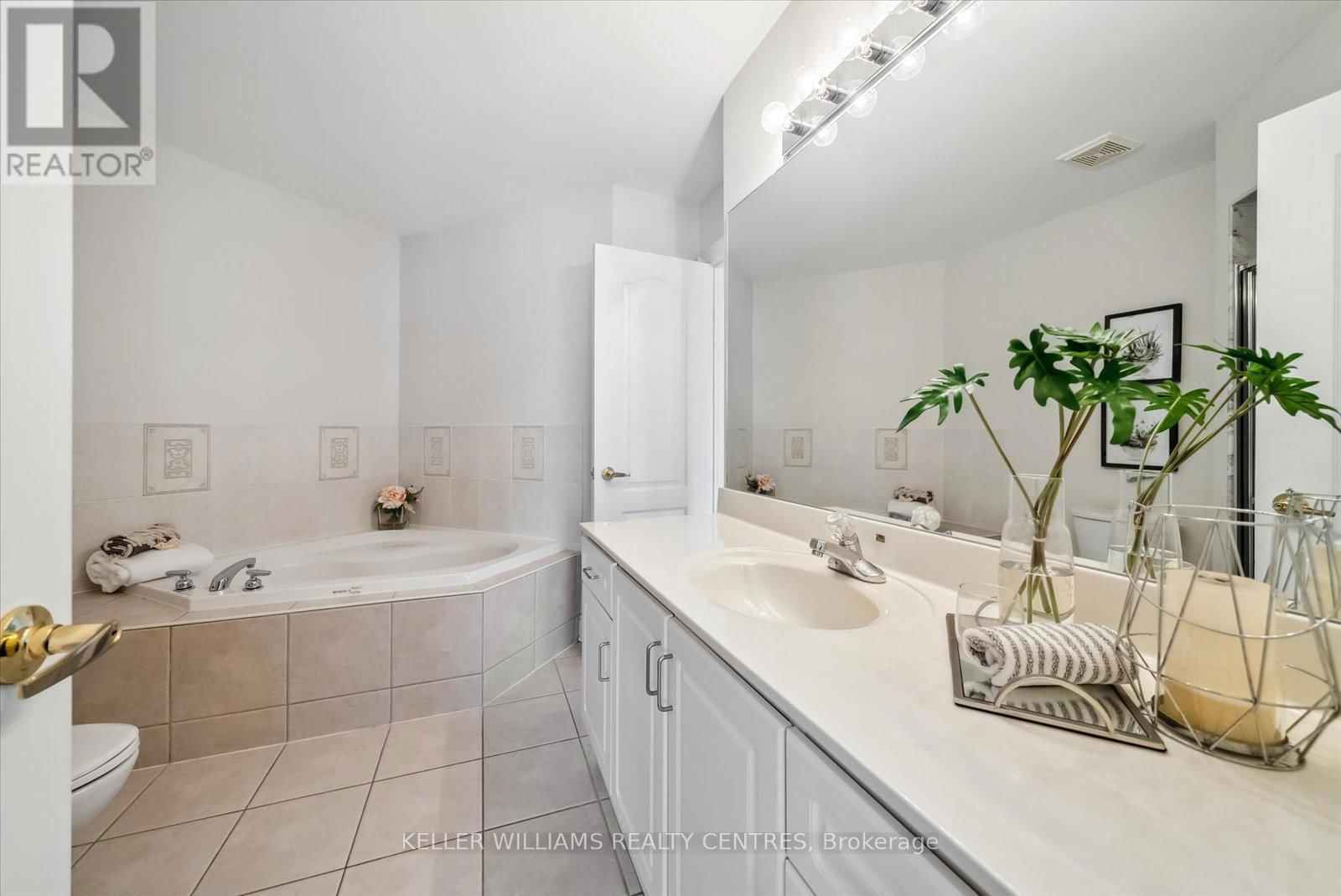 135 SANIBEL CRESCENT Image 23