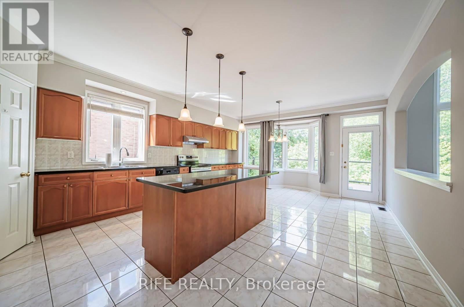 37 BURNDENFORD CRESCENT Image 19