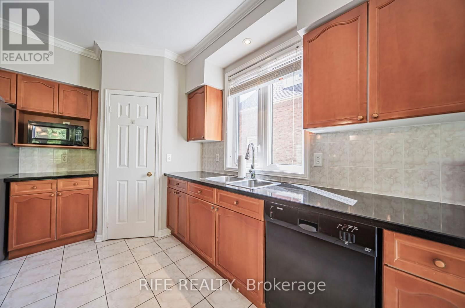 37 BURNDENFORD CRESCENT Image 24