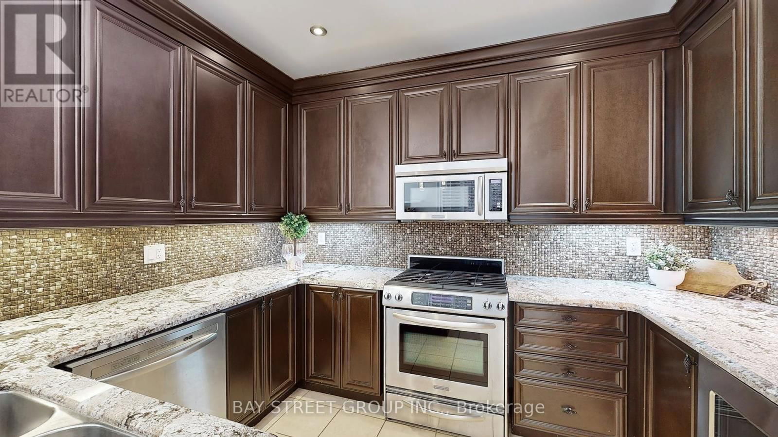 21 ROBERT GREEN CRESCENT Image 8