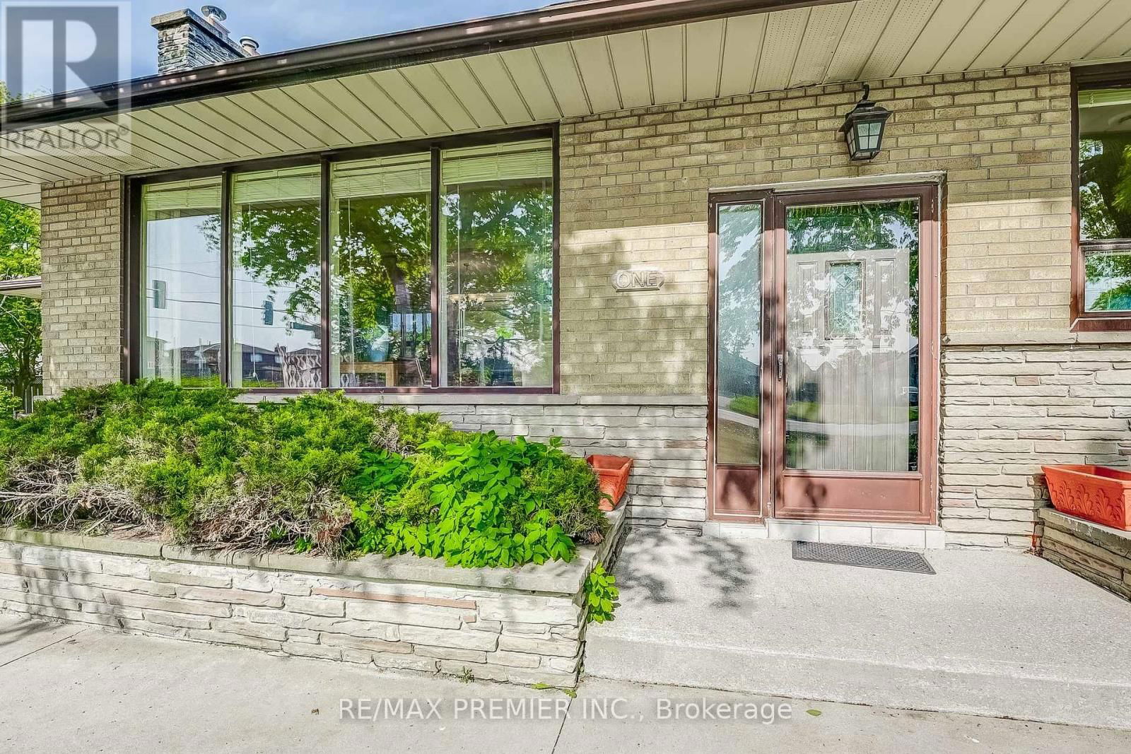1 GRAM STREET Image 9
