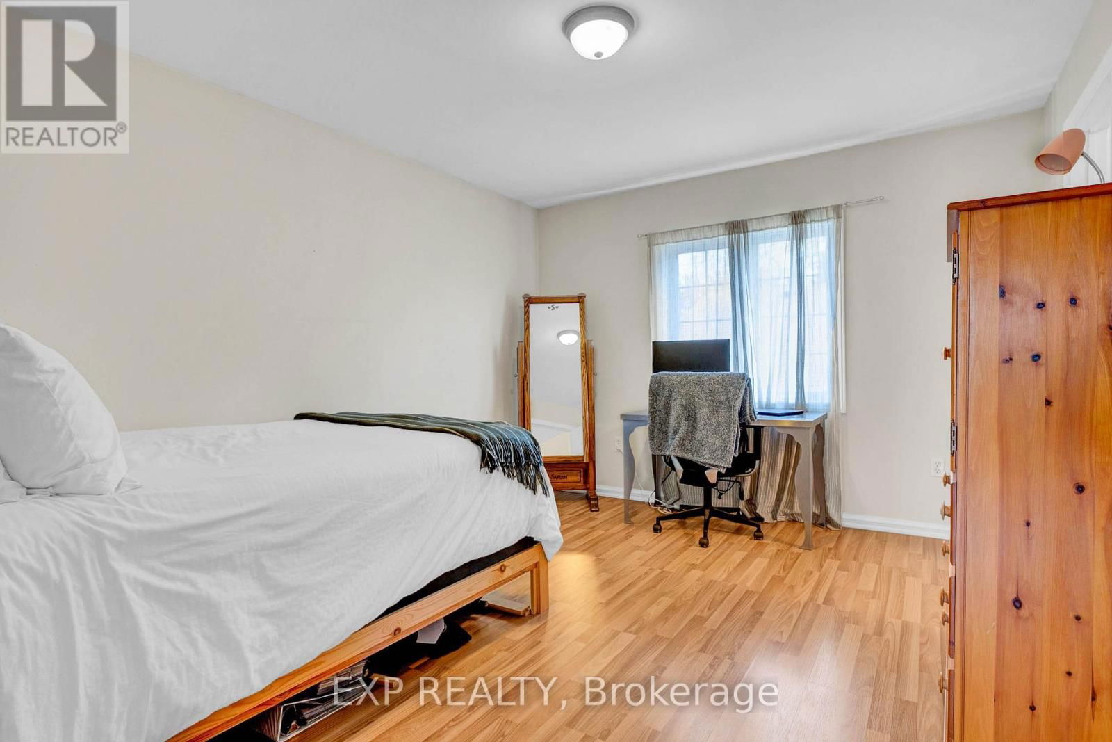 394 THE QUEENSWAY STREET SOUTH Image 33
