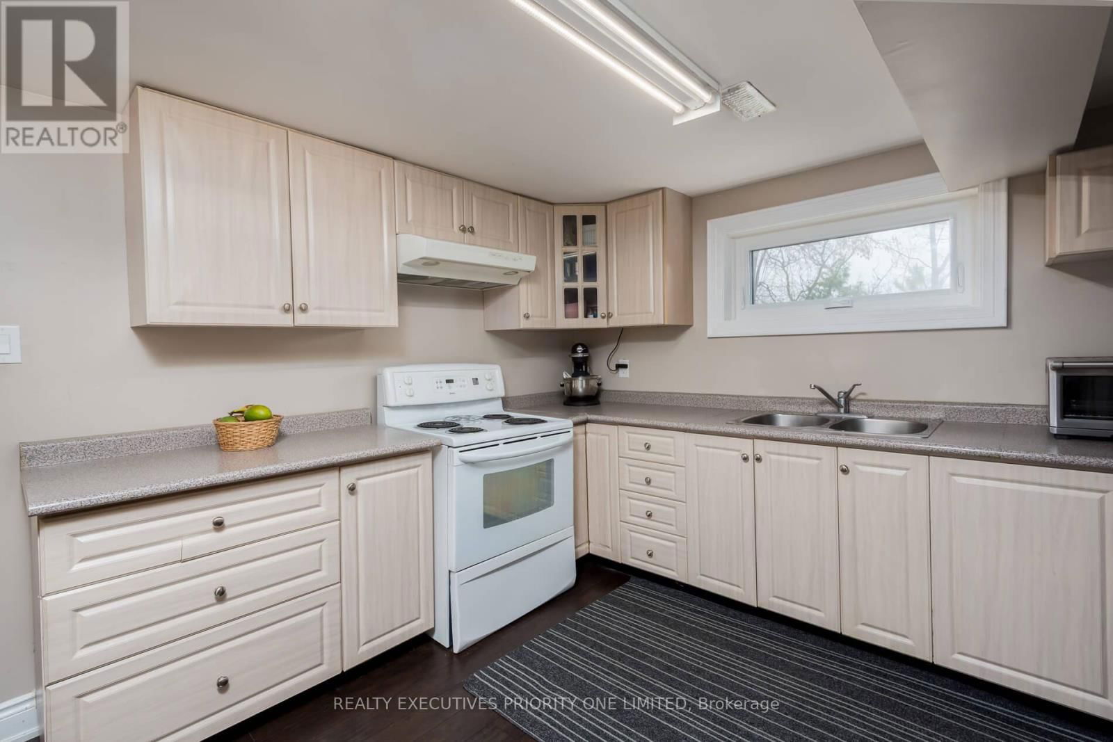 206 ANDREW PARK Image 25