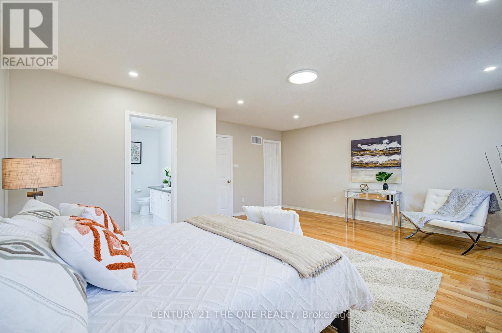16 MARTELL GATE Image 12