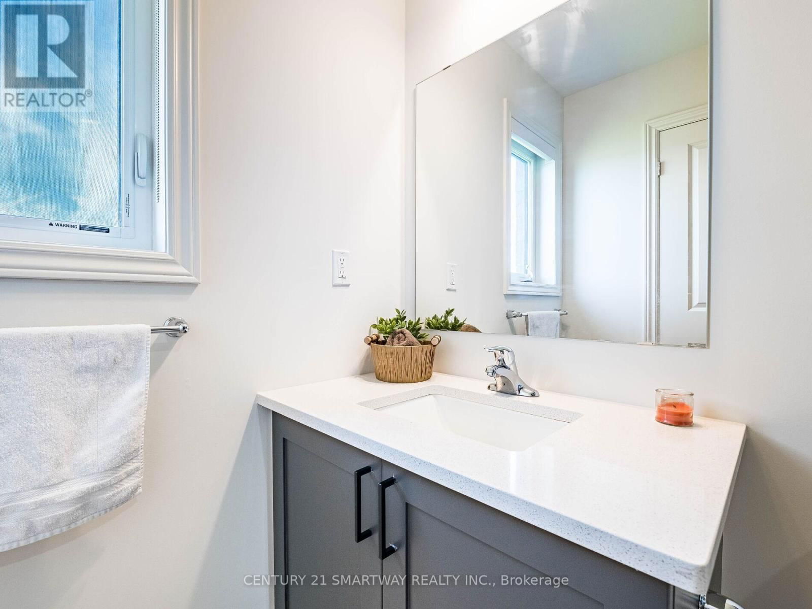 62 SANDHILL CRESCENT EAST Image 36