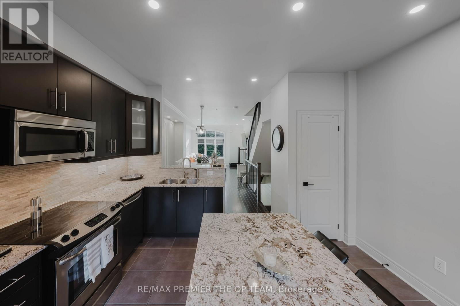 4 - 8347 KIPLING AVENUE Image 17