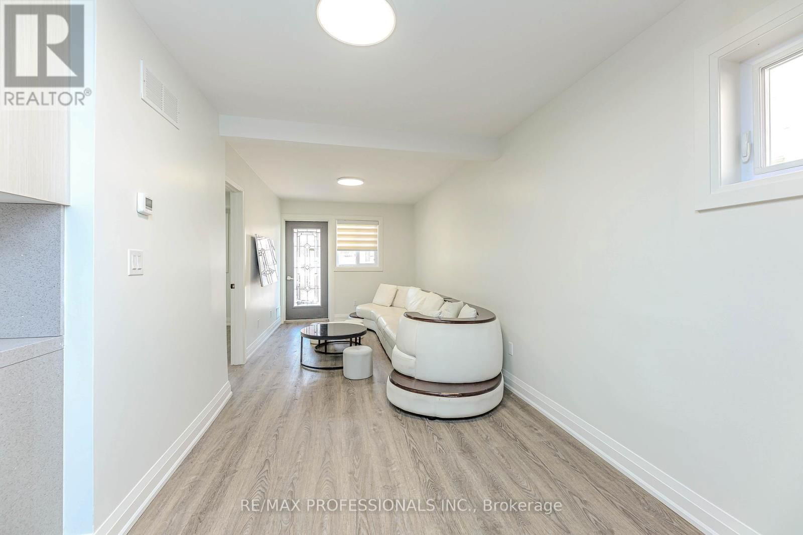 1 - 295 DEEPSPRINGS CRESCENT Image 19