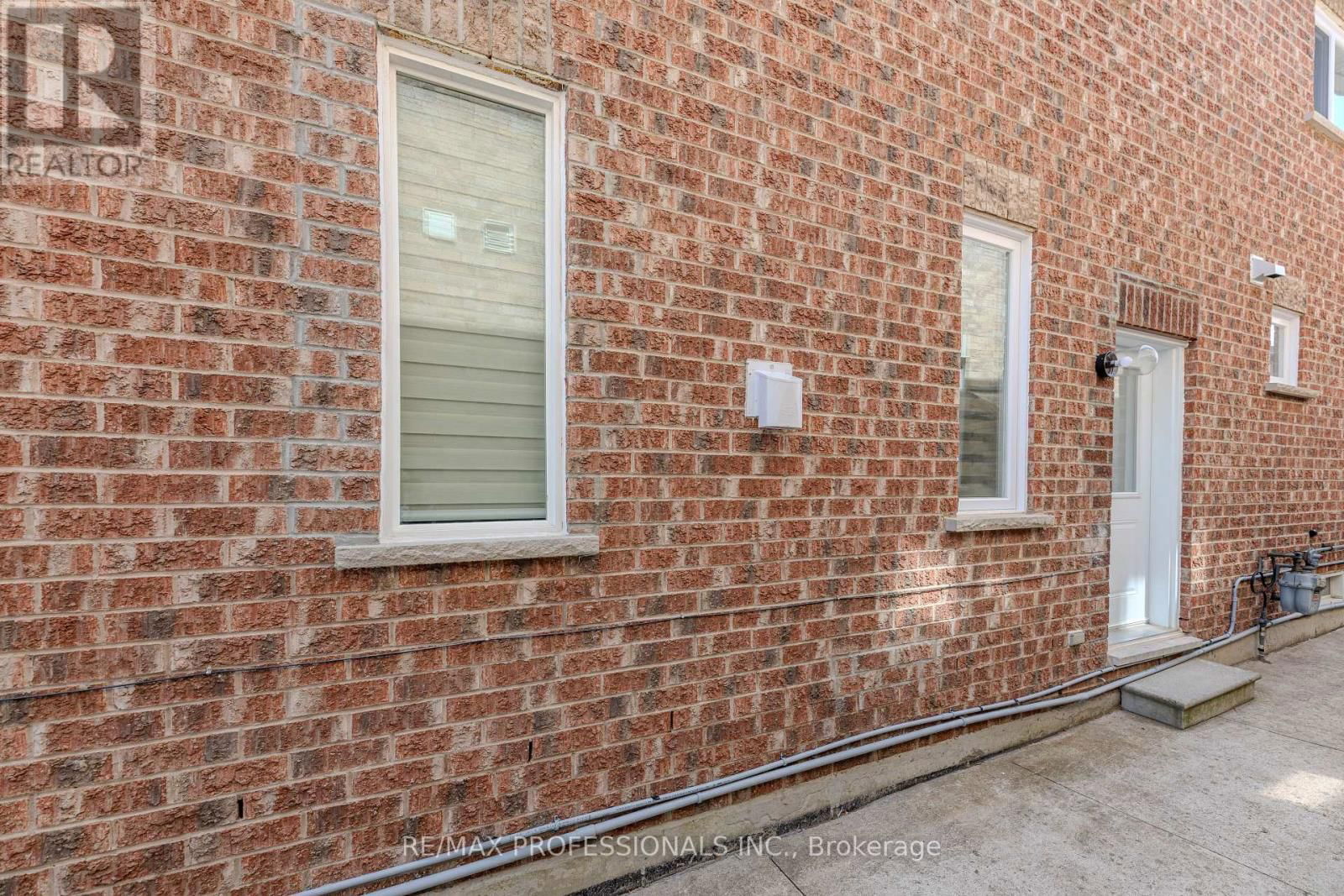 1 - 295 DEEPSPRINGS CRESCENT Image 2
