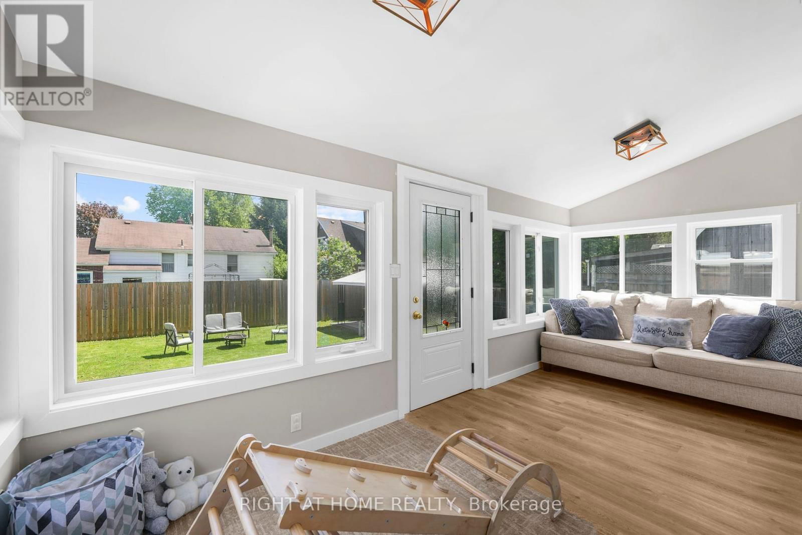 392 STOUFFER STREET Image 16