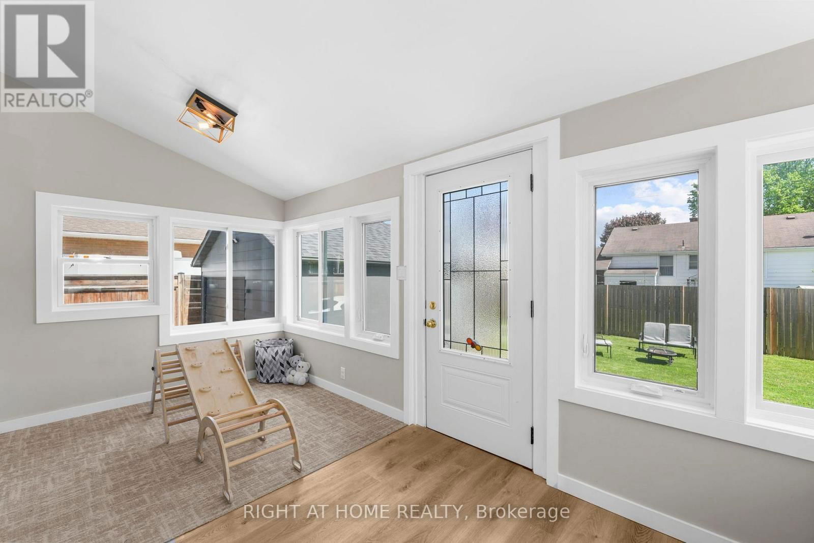 392 STOUFFER STREET Image 17