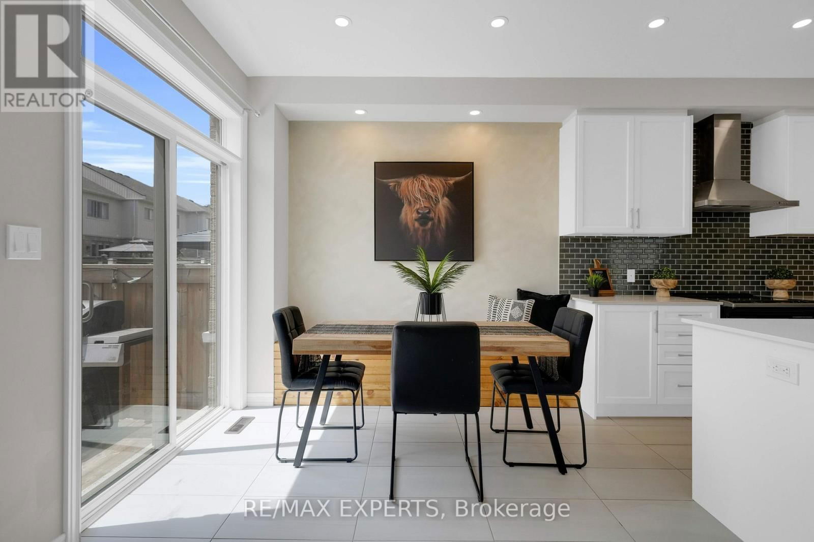 1 CLIFFORD CRESCENT Image 16