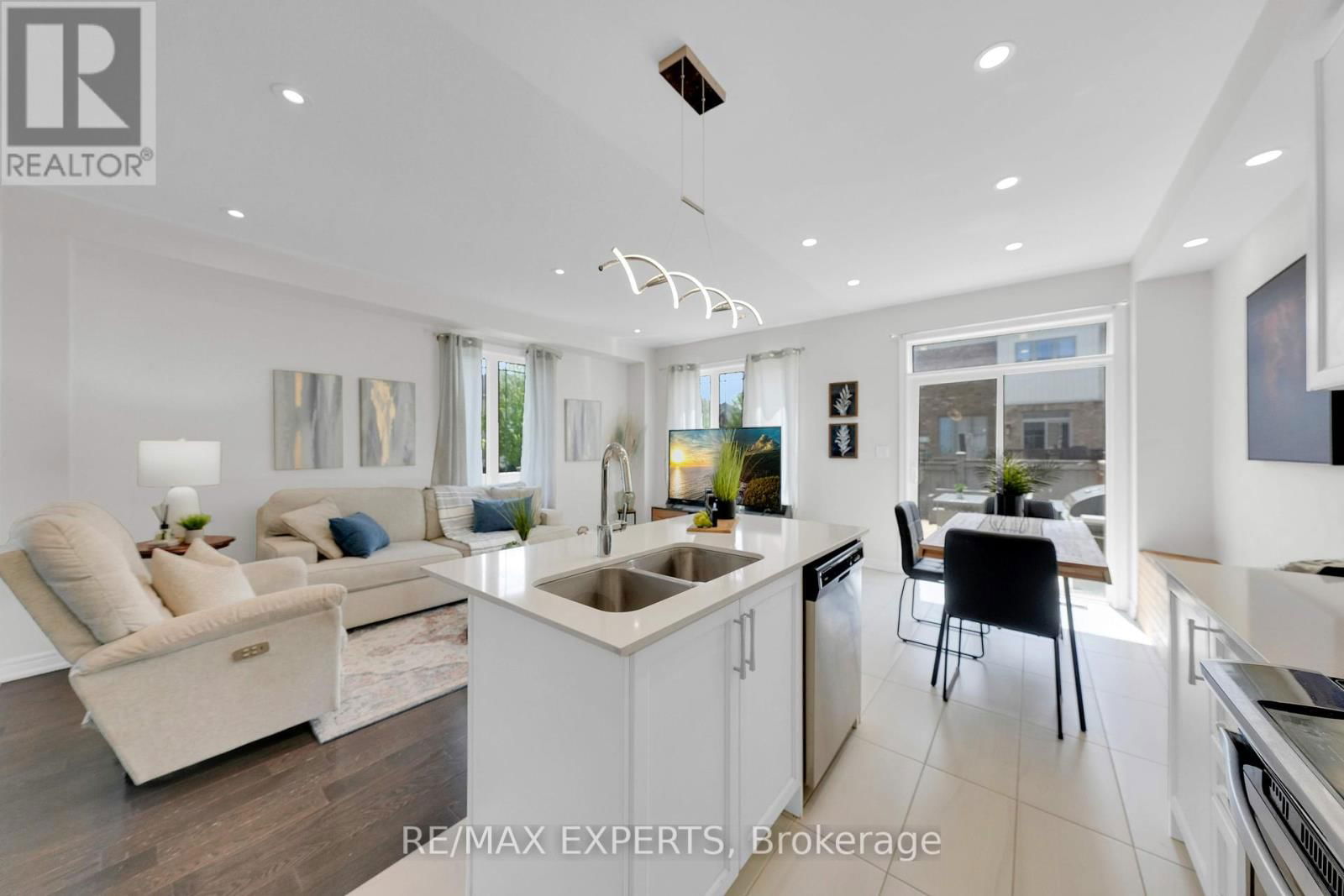 1 CLIFFORD CRESCENT Image 20