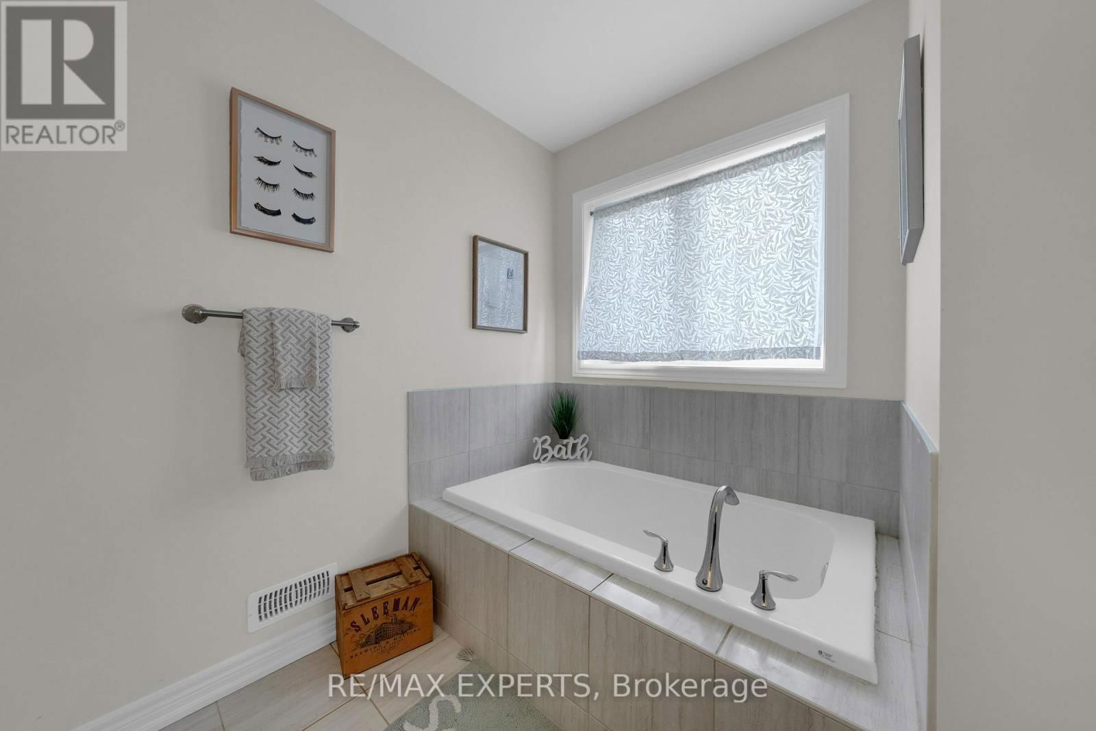 1 CLIFFORD CRESCENT Image 30