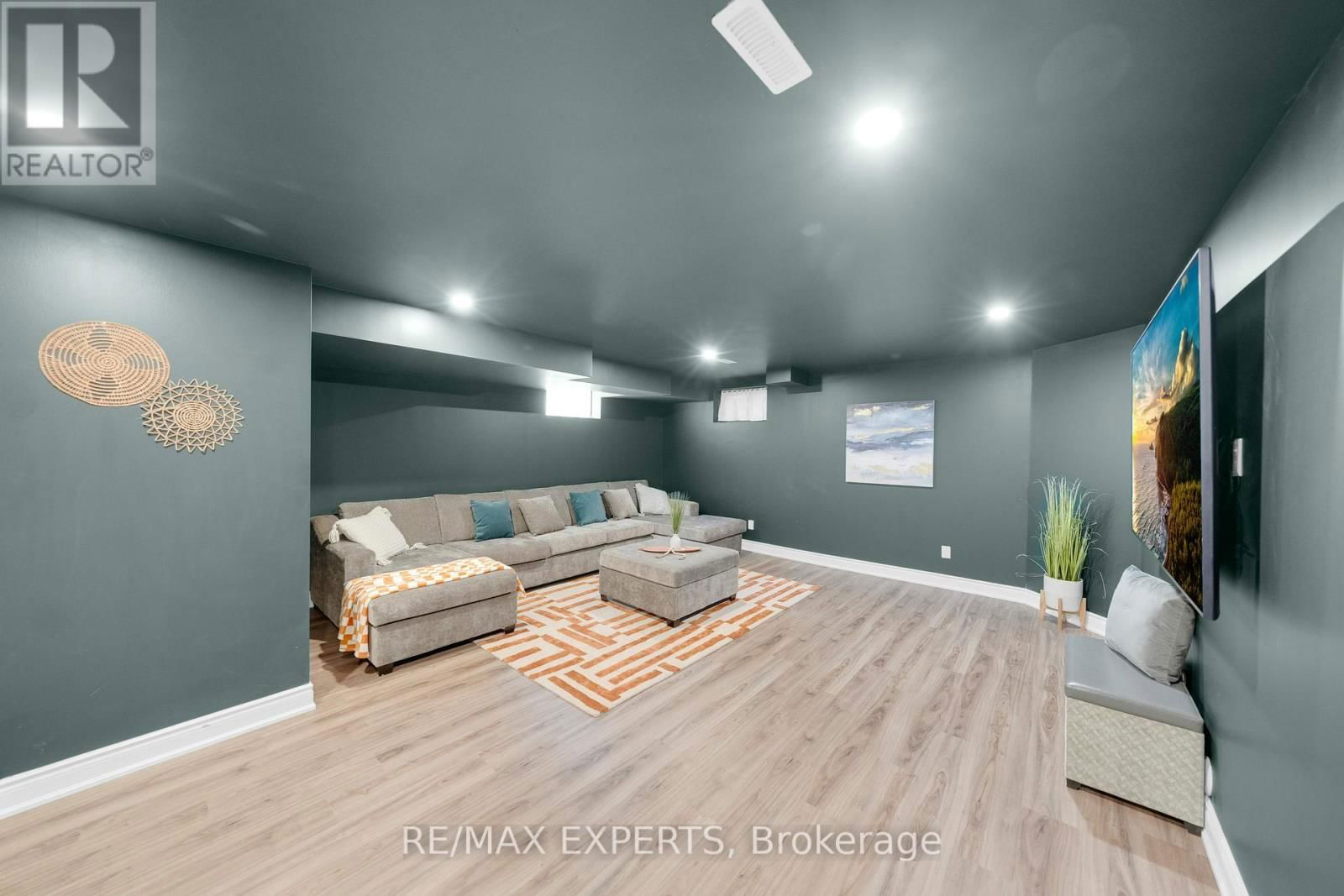 1 CLIFFORD CRESCENT Image 38
