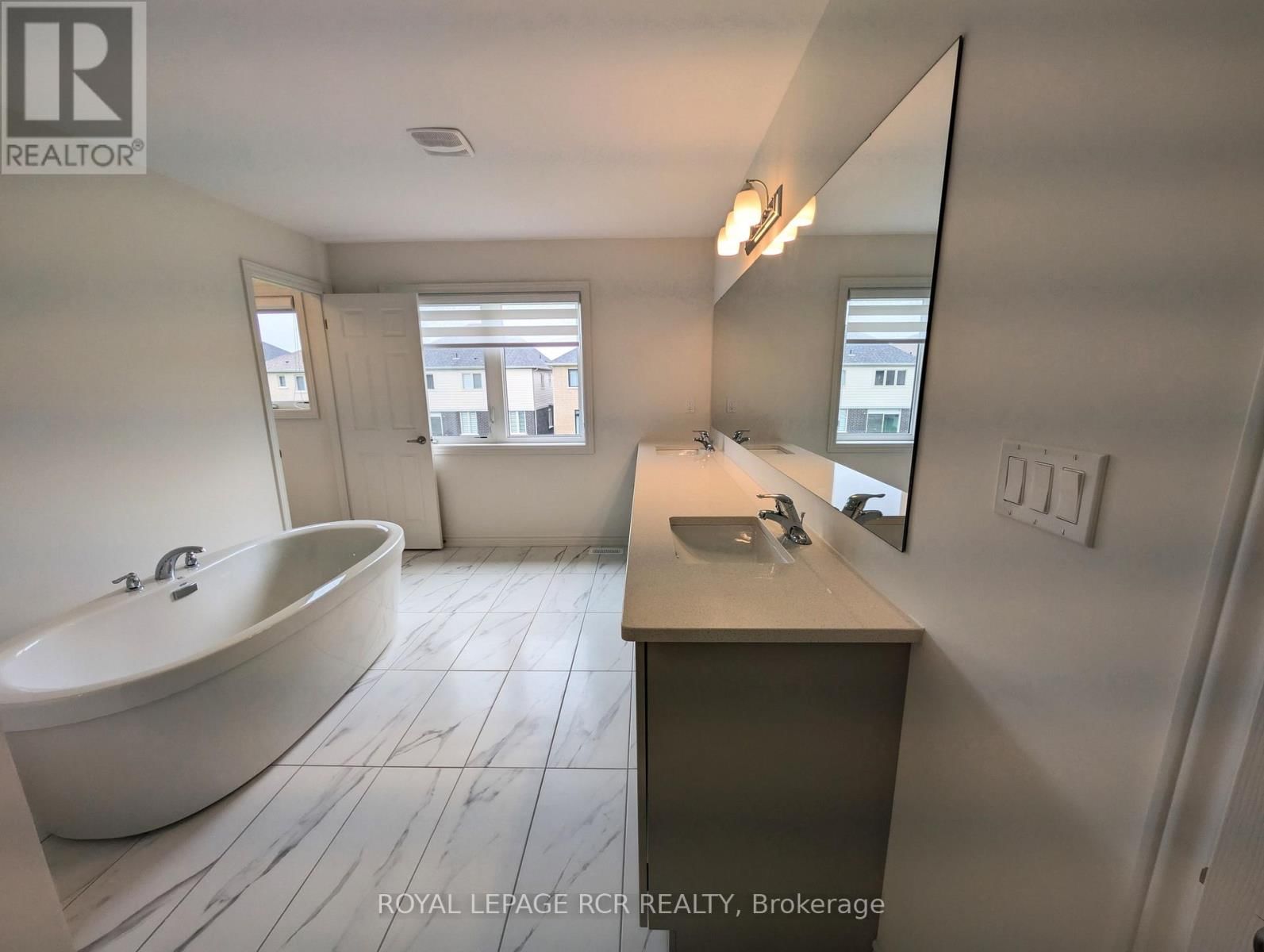 22 SANDHILL CRESCENT Image 18