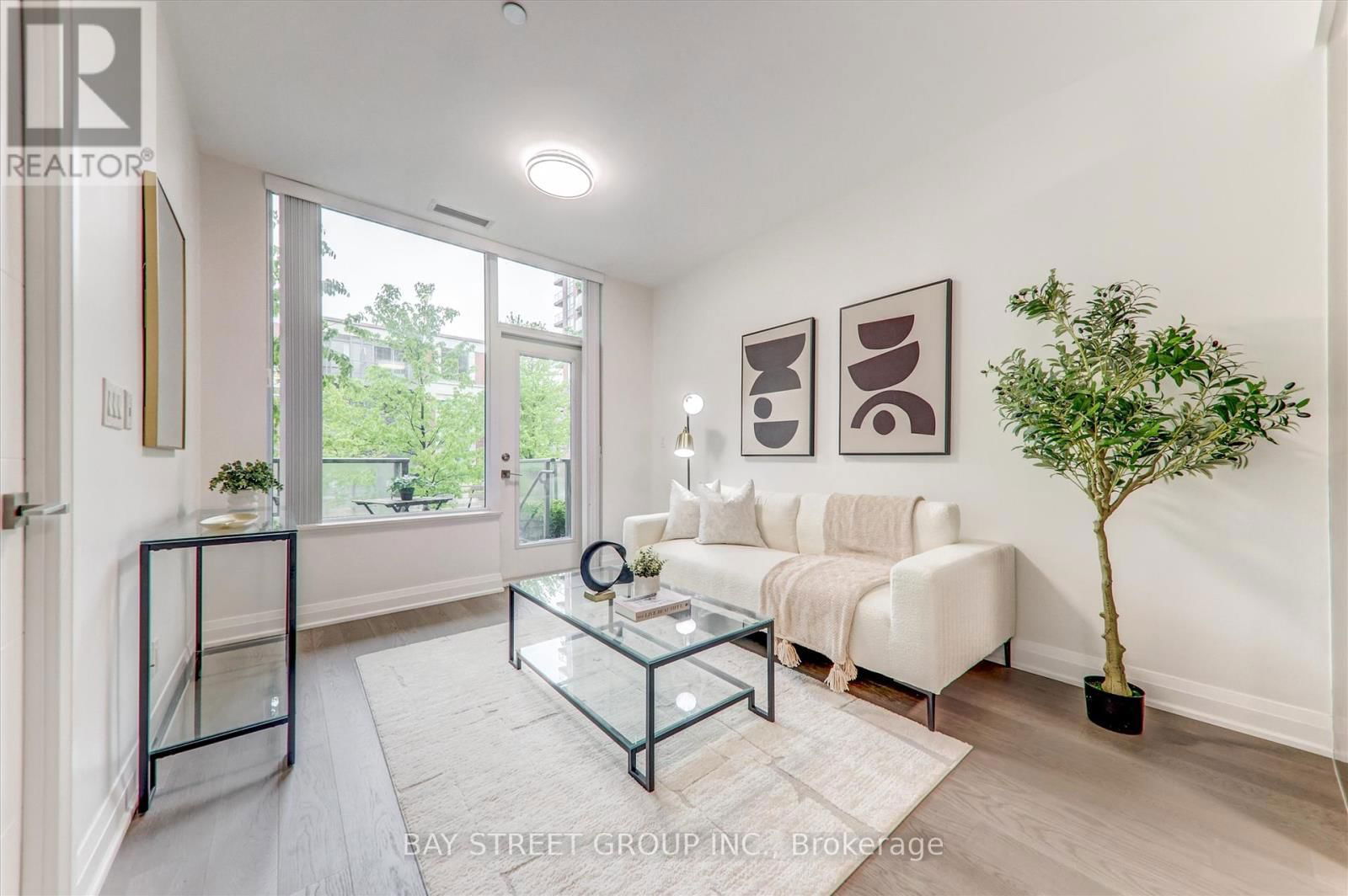#116 - 28 UPTOWN DRIVE Image 1