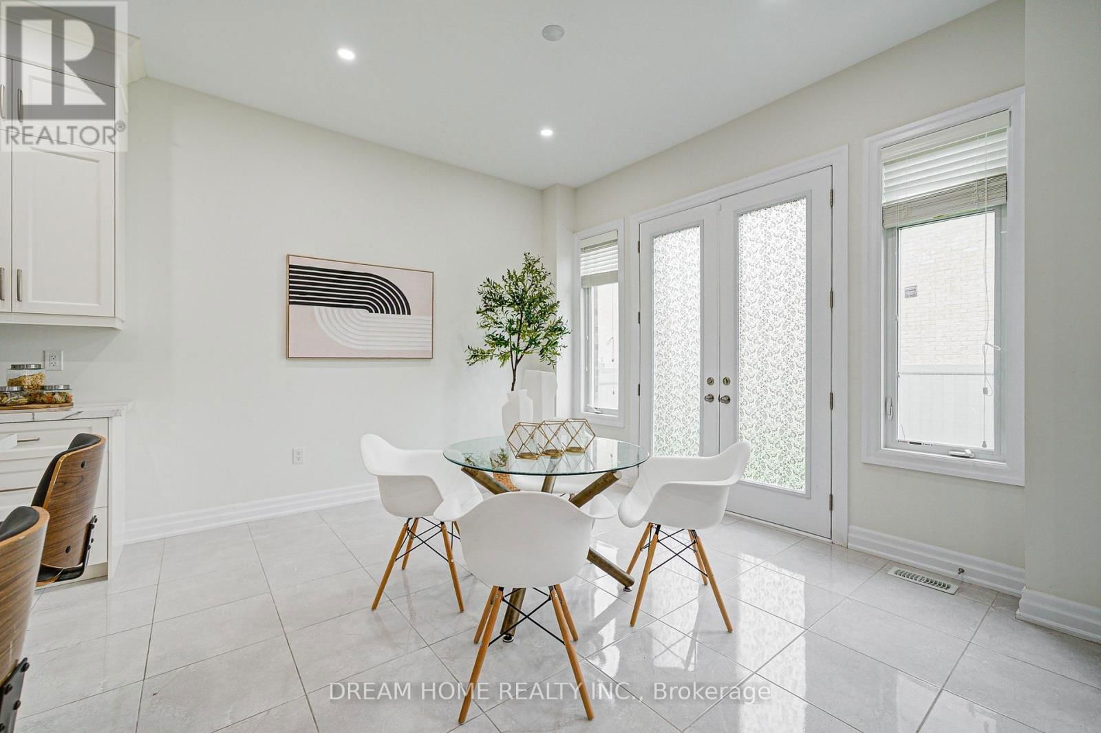 113 BOTELHO CIRCLE Image 27