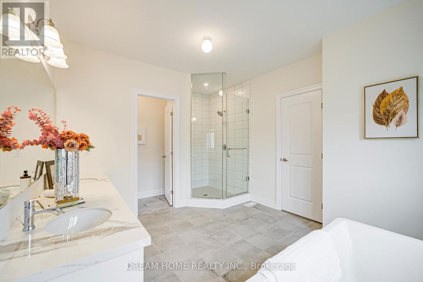 113 BOTELHO CIRCLE Image 36