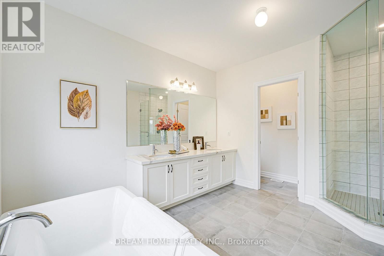 113 BOTELHO CIRCLE Image 37