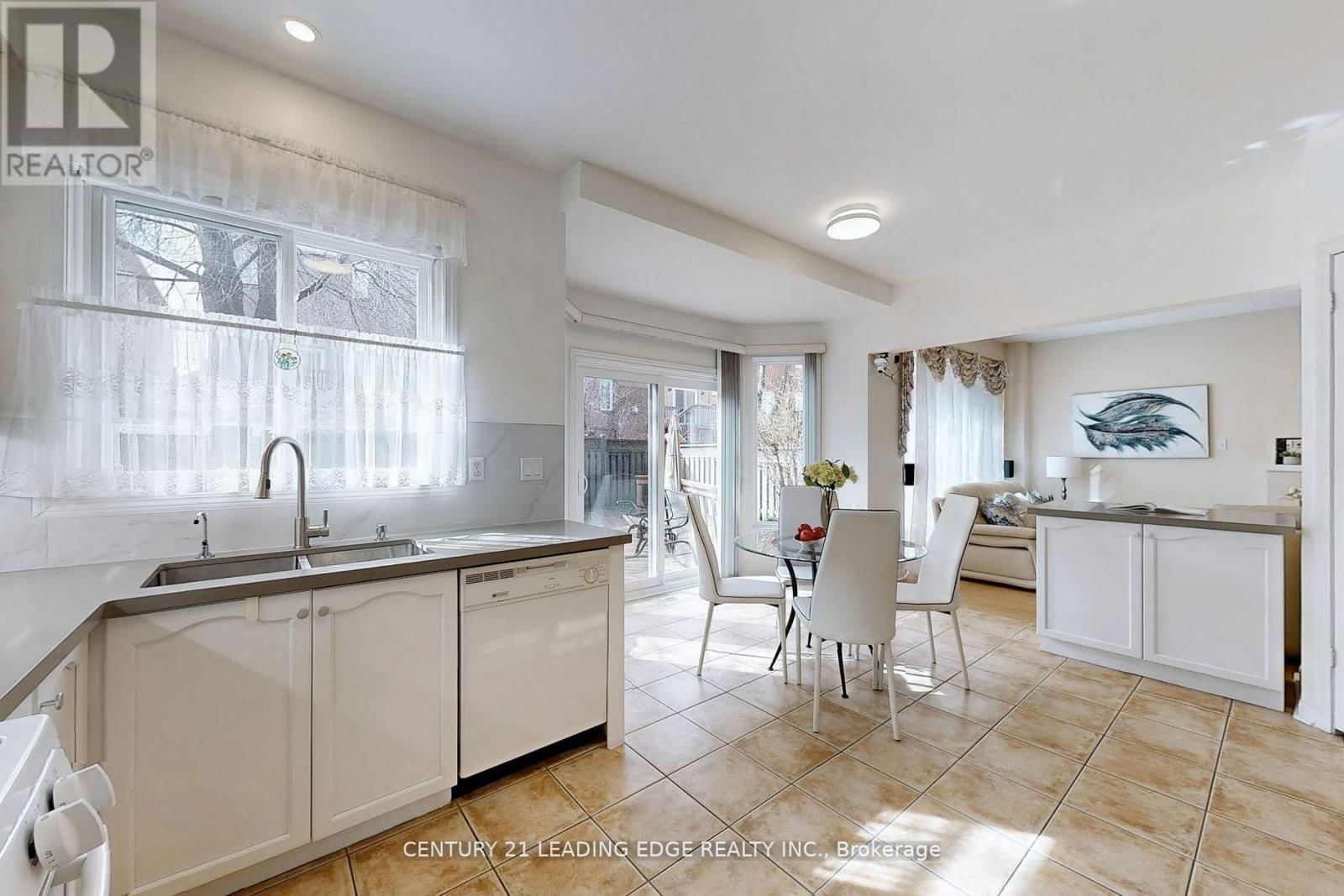 35 FORTUNE CRESCENT Image 18
