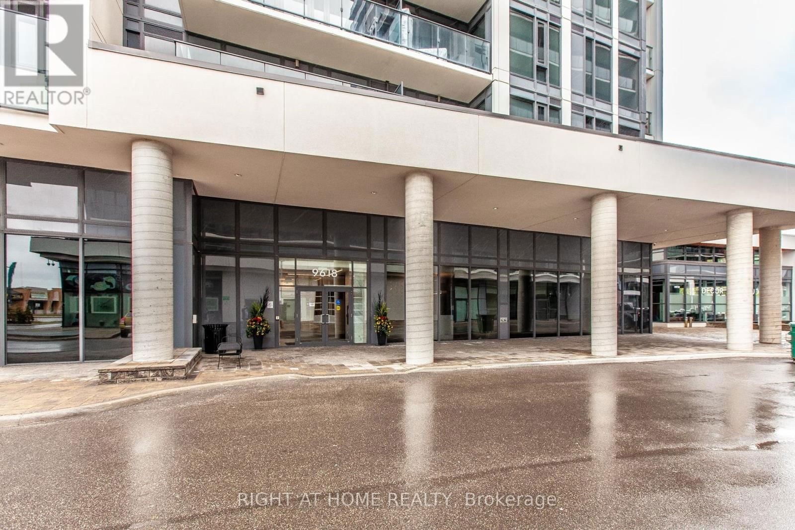 915 - 9618 YONGE STREET Image 2