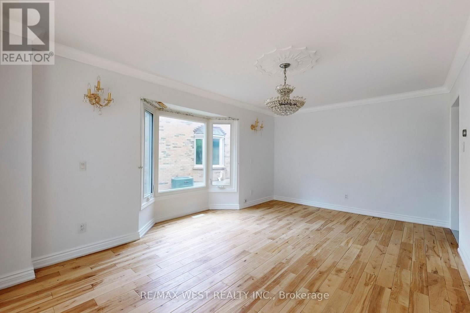 16 PRINCE EDWARD BOULEVARD Image 11