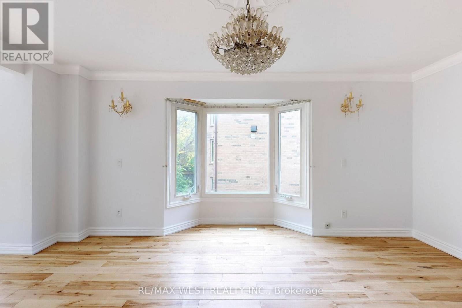 16 PRINCE EDWARD BOULEVARD Image 12