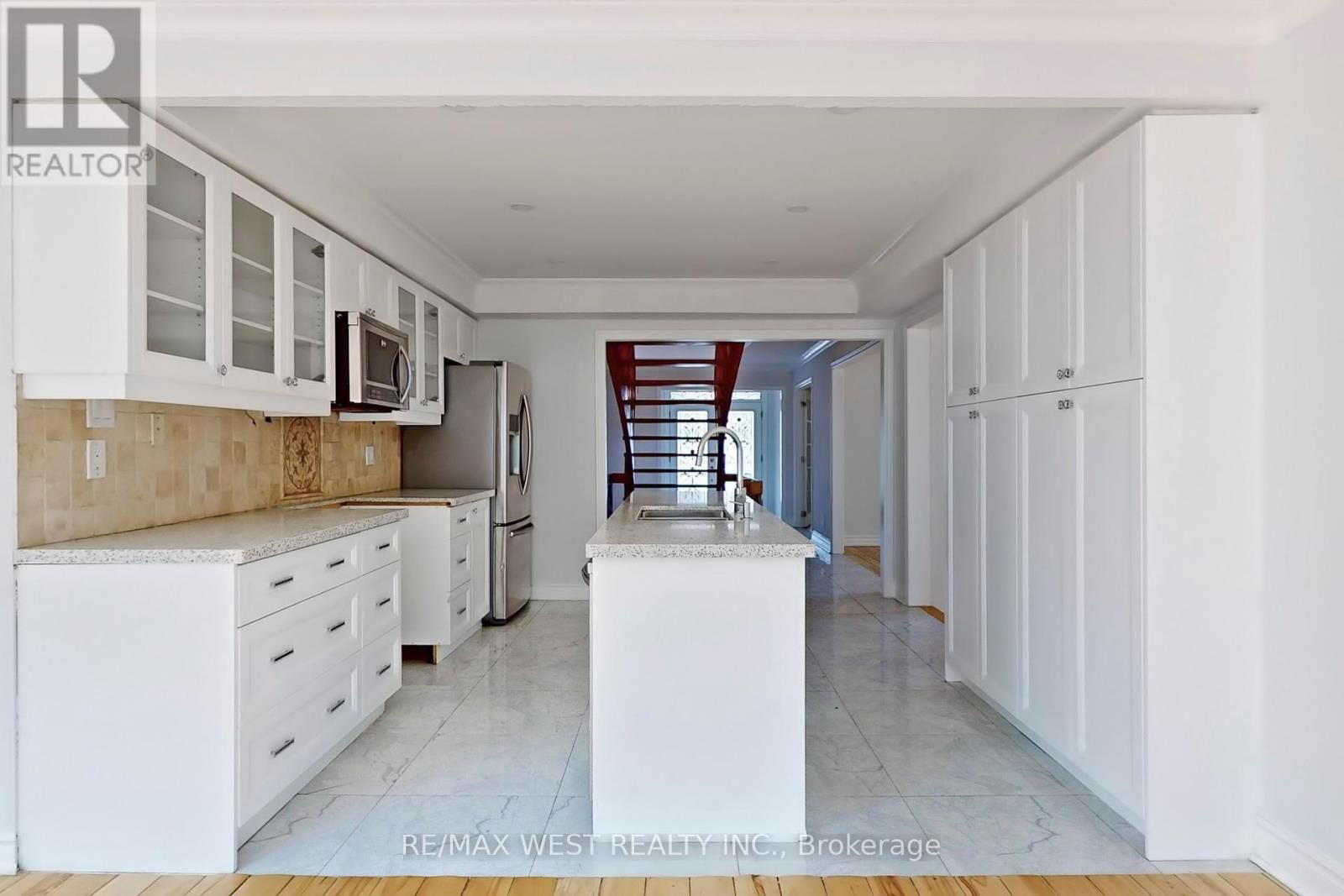 16 PRINCE EDWARD BOULEVARD Image 18