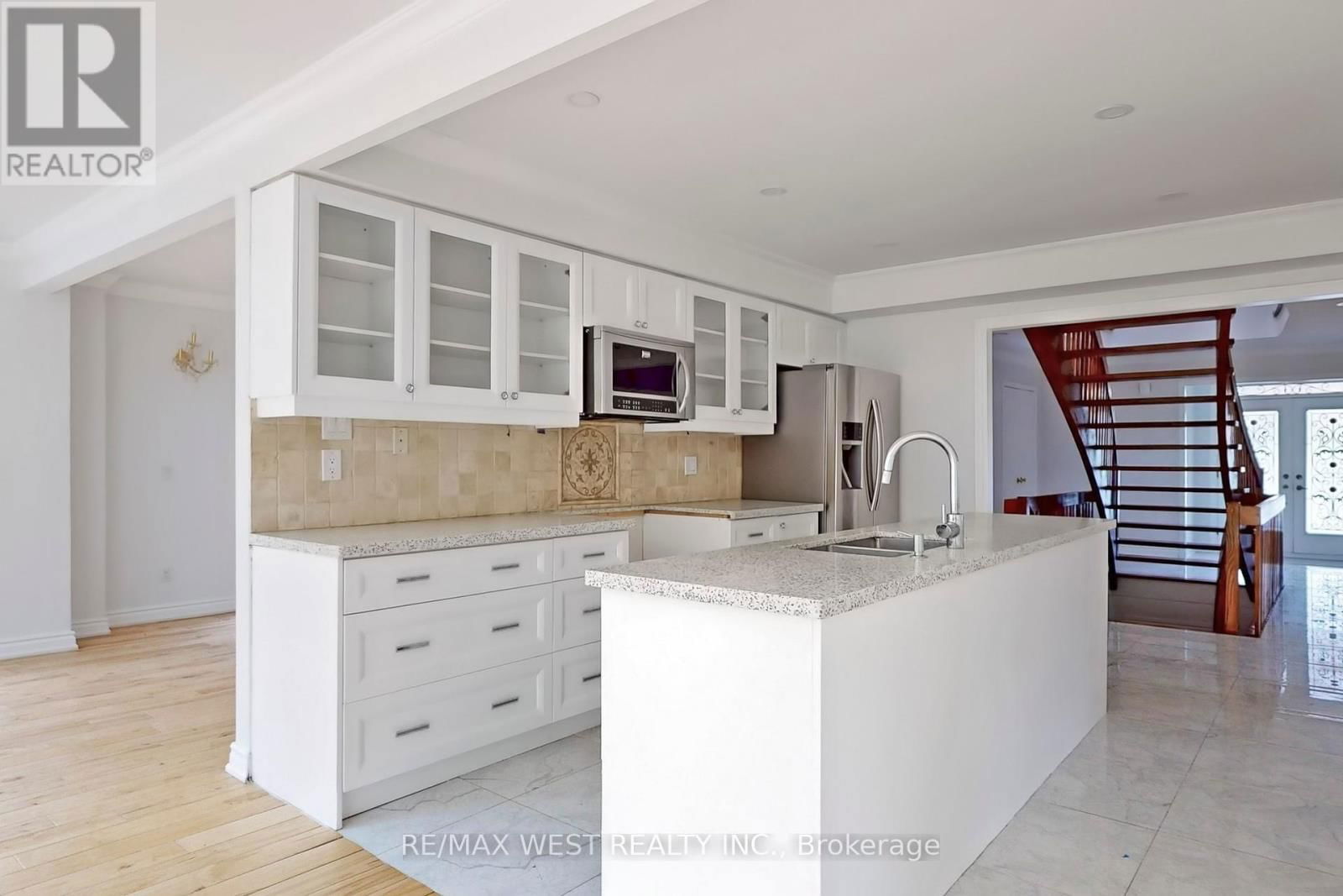 16 PRINCE EDWARD BOULEVARD Image 19