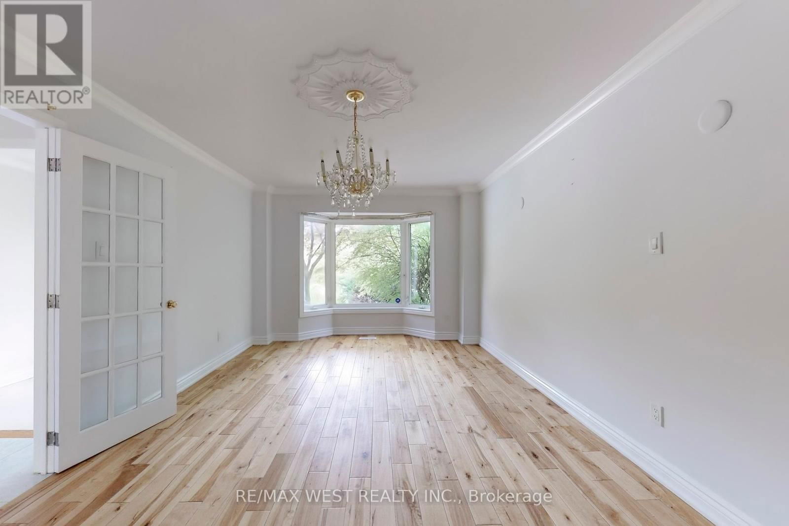 16 PRINCE EDWARD BOULEVARD Image 2
