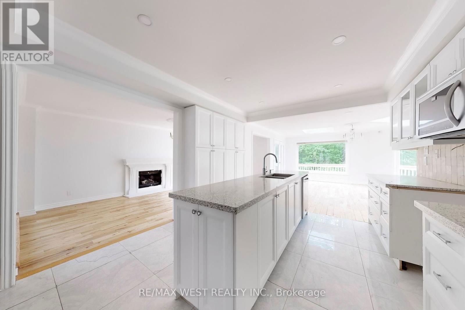 16 PRINCE EDWARD BOULEVARD Image 21